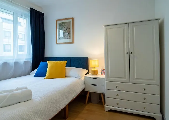 London Bridge 3 Bedroom House With Reception Room, Office And Private Garden