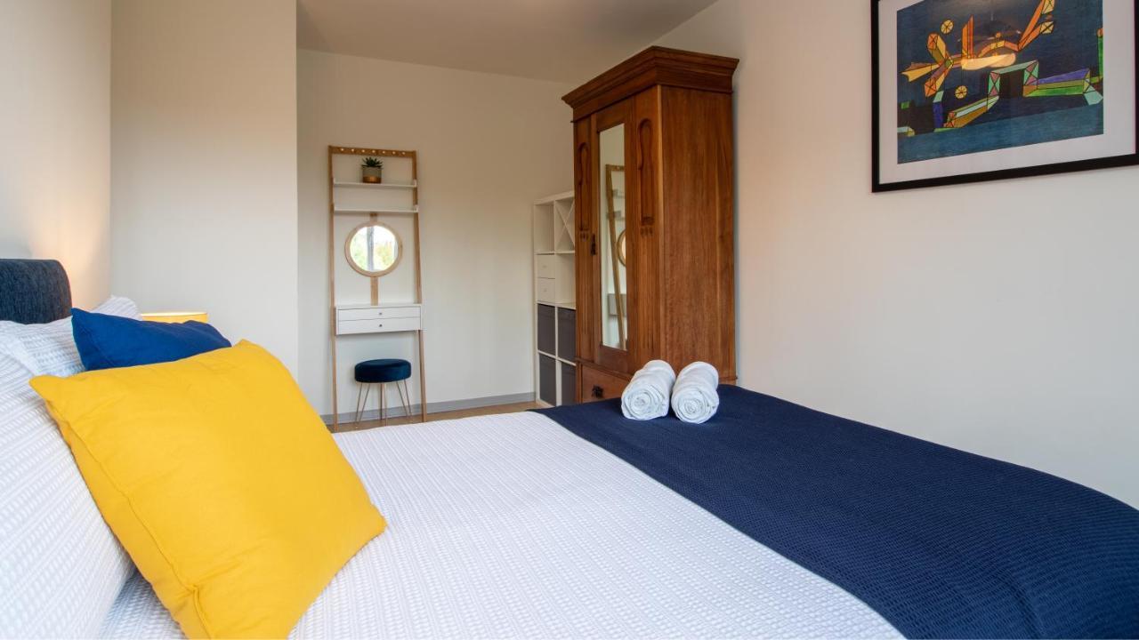 Bridge 3 Bedroom House With Reception Room, Office And Private Garden Лондон